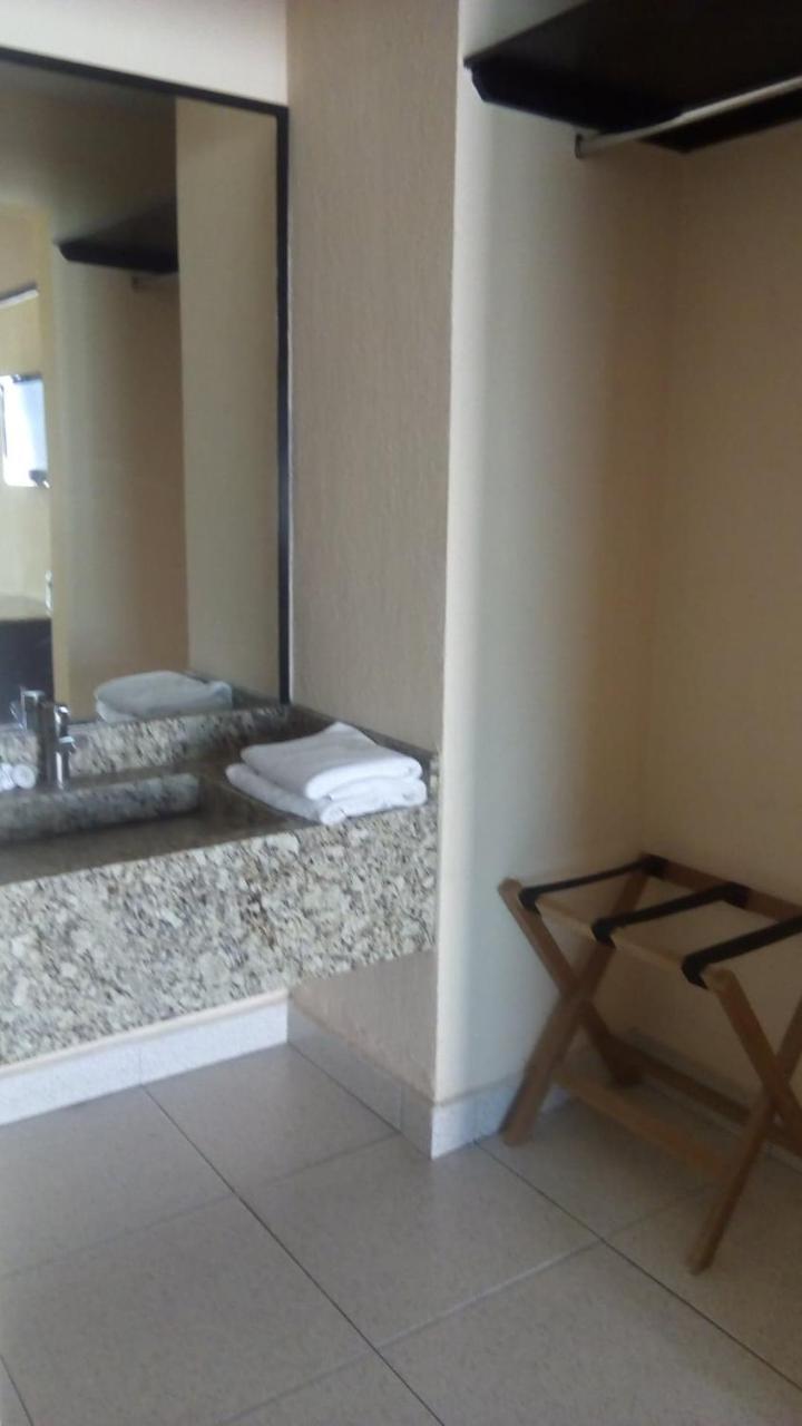 Jalyd Inn Irapuato Buitenkant foto